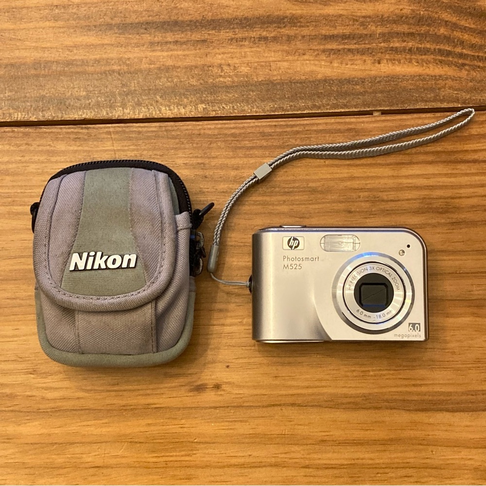 HP PhotoSmart M525 6.0MP Silver Digital Camera